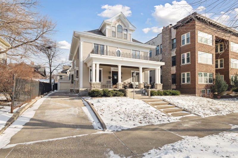1907 Dupont Ave S, Minneapolis, MN 55403