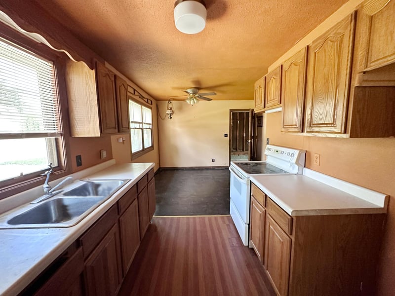 405 Dresden St, Ceylon, MN 56121