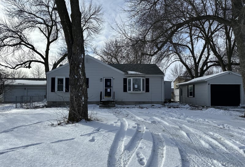713 Spruce Ave, Madison Lake, MN 56063
