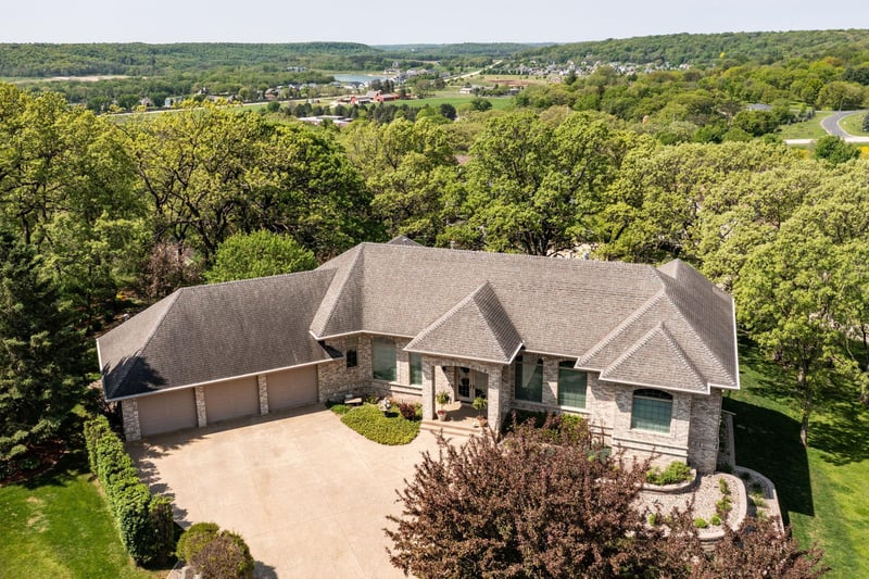 1019 Hunters Point Ln SW, Rochester, MN 55902