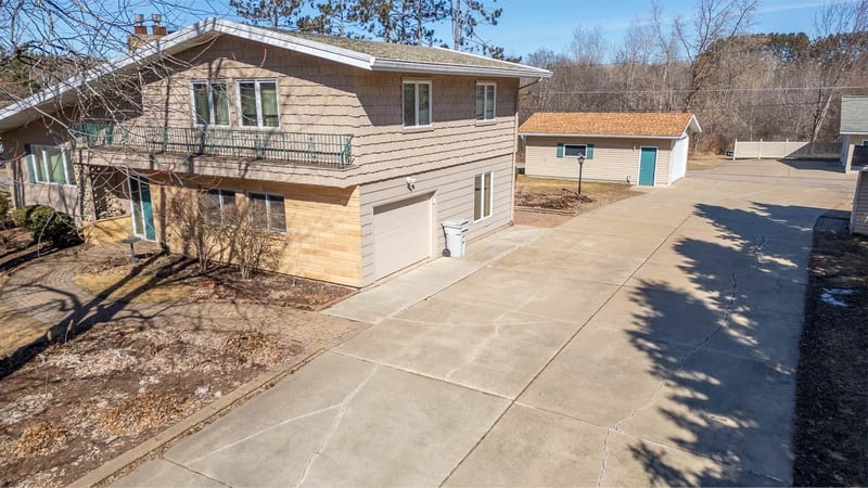 624 5th St SW, Chisholm, MN 55719