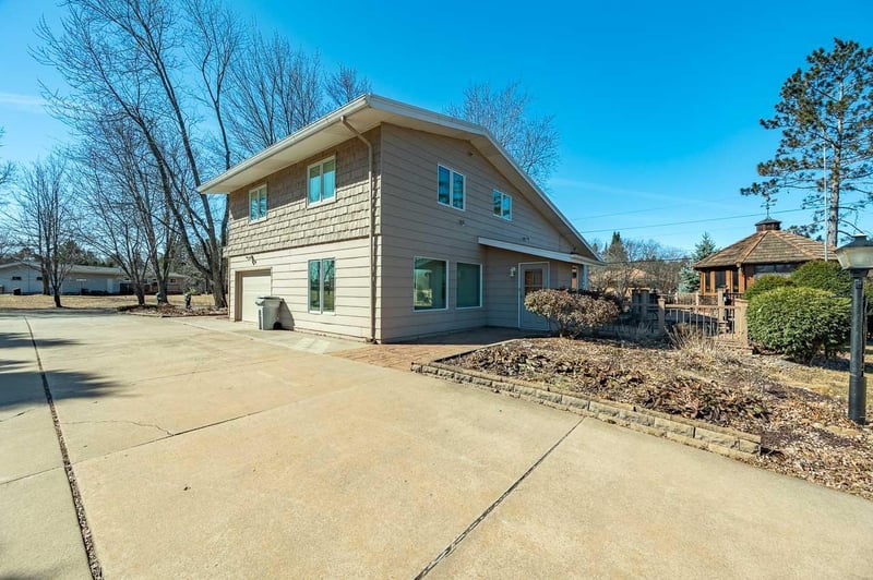 624 5th St SW, Chisholm, MN 55719