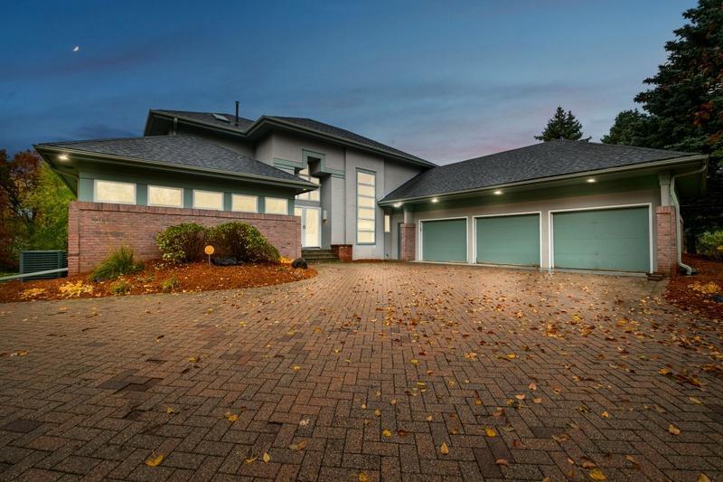 8865 River Heights Way, Inver Grove Heights, MN 55076