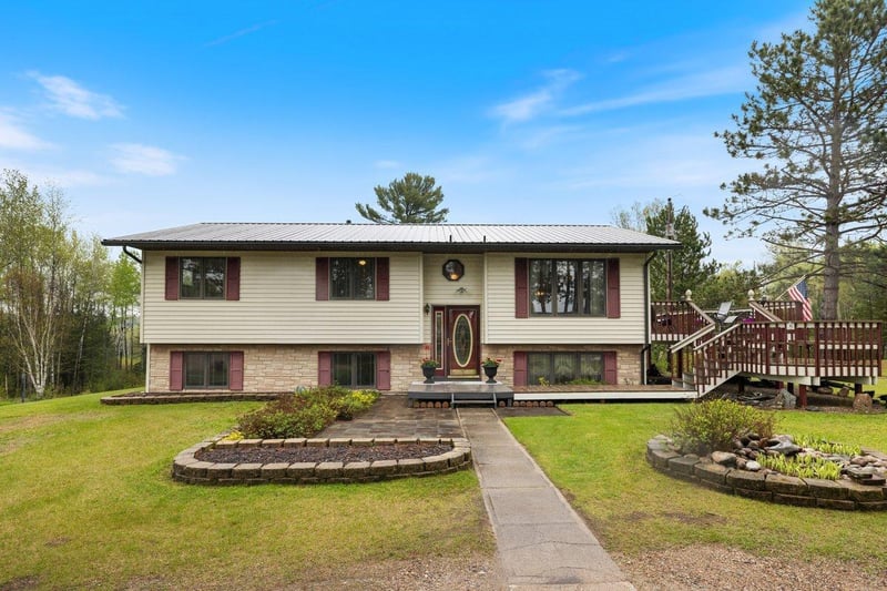 5609 River Rd, Orr, MN 55771