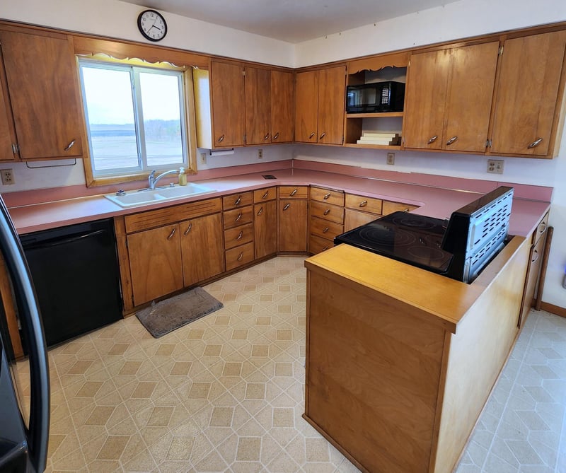 83581 405th St, Bird Island, MN 55310