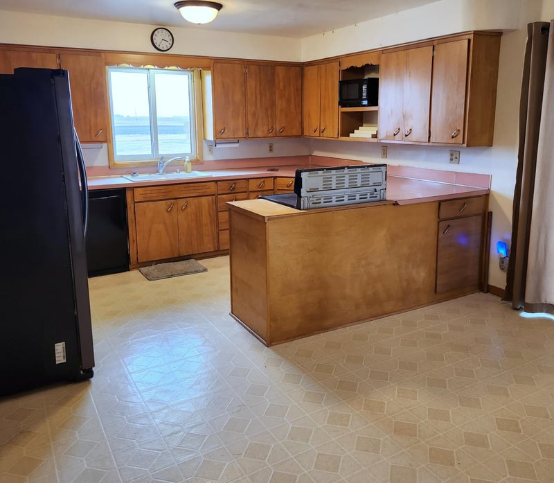 83581 405th St, Bird Island, MN 55310