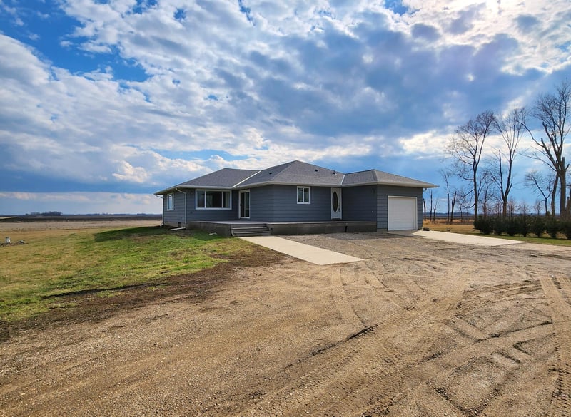 83581 405th St, Bird Island, MN 55310