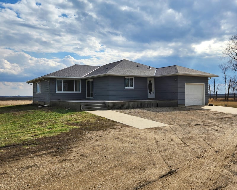 83581 405th St, Bird Island, MN 55310