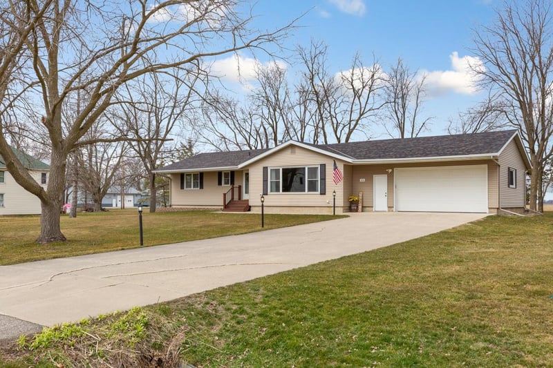 418 E Front St, Claremont, MN 55924