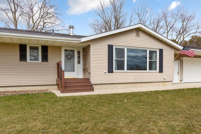 418 E Front St, Claremont, MN 55924