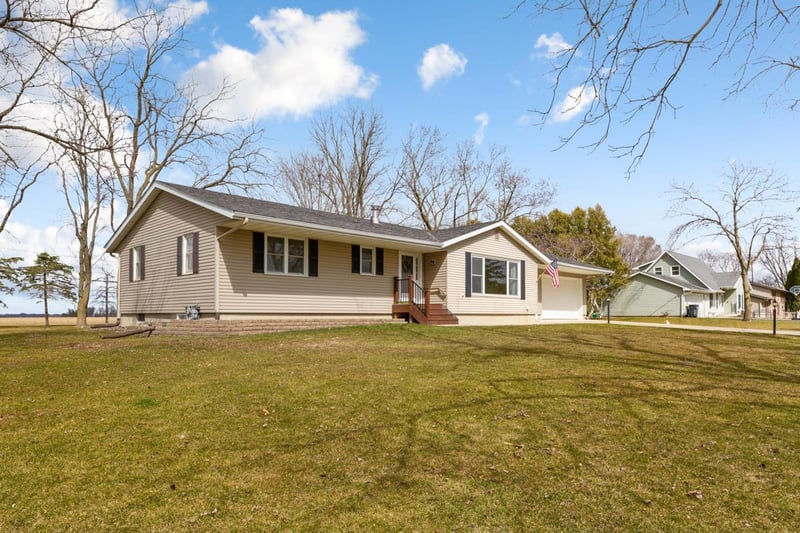 418 E Front St, Claremont, MN 55924