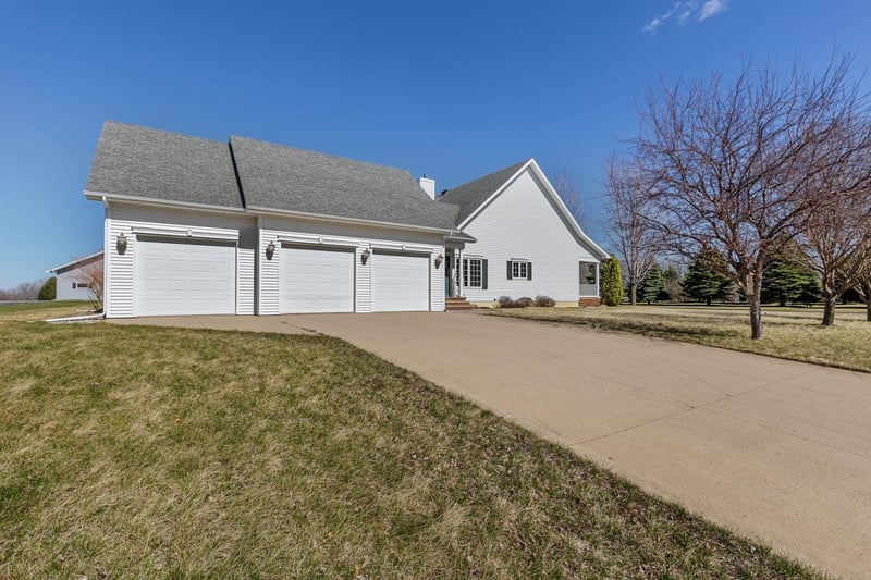 1 Crystal Ct, Saint James, MN 56081