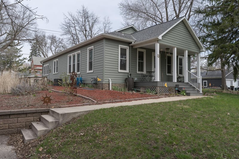 421 W Main St, Madelia, MN 56062