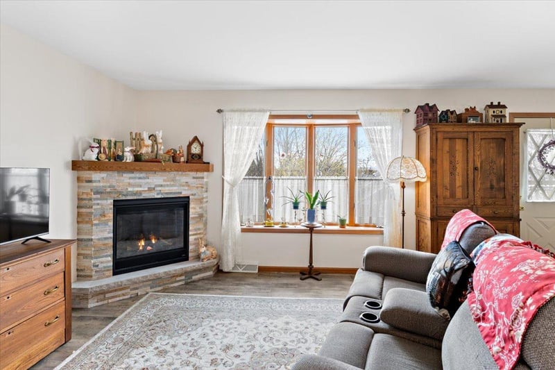 E112 Jefferson St, Nelson, WI 54756