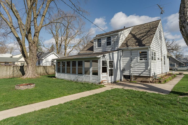 405 2nd St W, Claremont, MN 55924