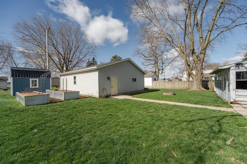405 2nd St W, Claremont, MN 55924