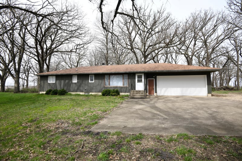1450 Bright Lake Rd, Ceylon, MN 56121