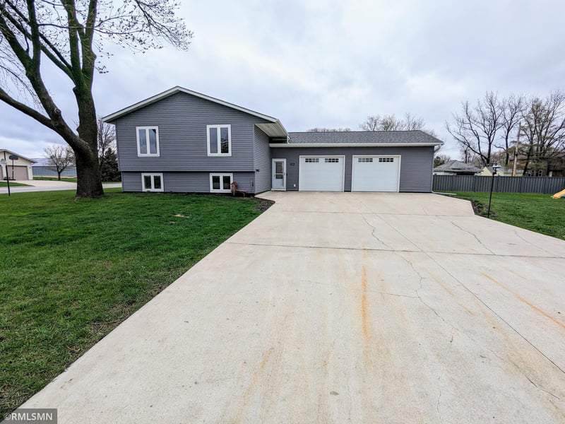960 Grove Ave, Bird Island, MN 55310
