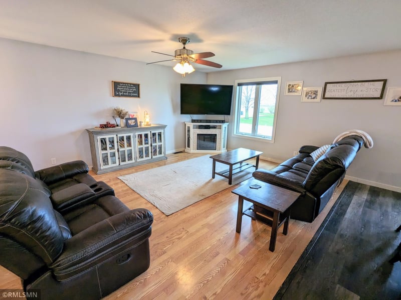 960 Grove Ave, Bird Island, MN 55310