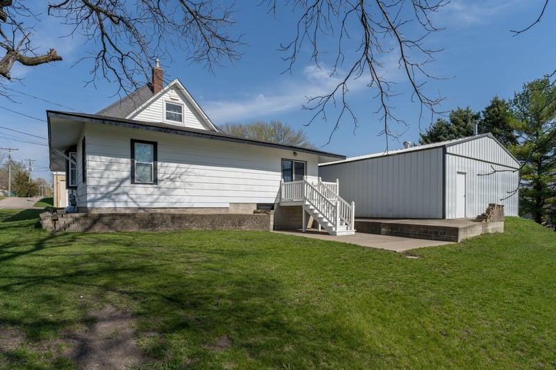 210 4th St, Cleveland, MN 56017