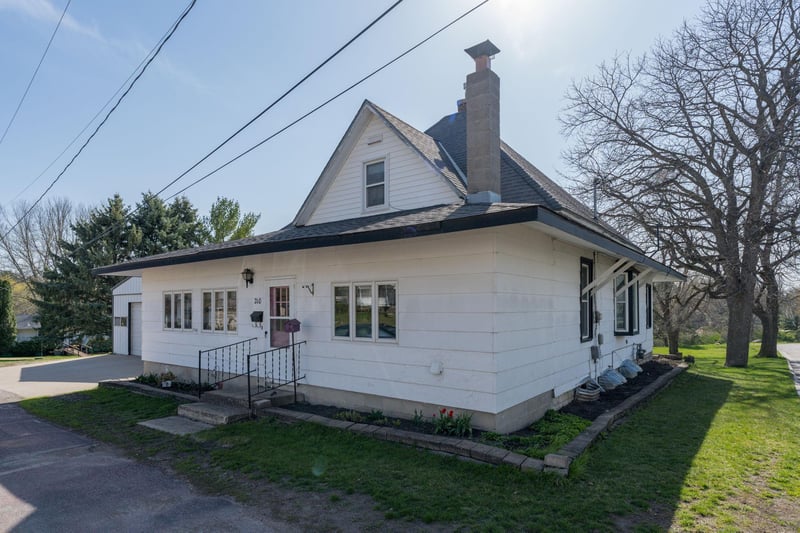 210 4th St, Cleveland, MN 56017