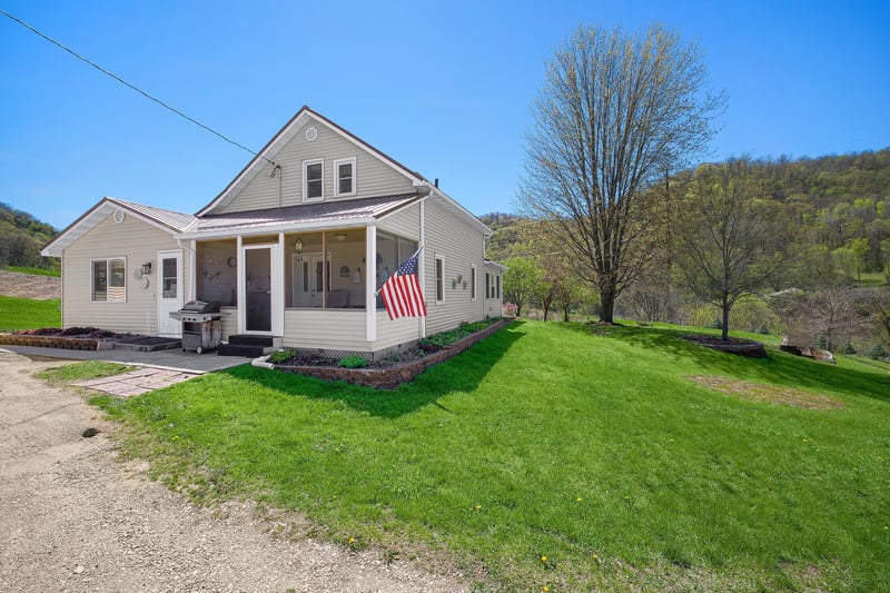 W842 Guenther Rd, Fountain City, WI 54629