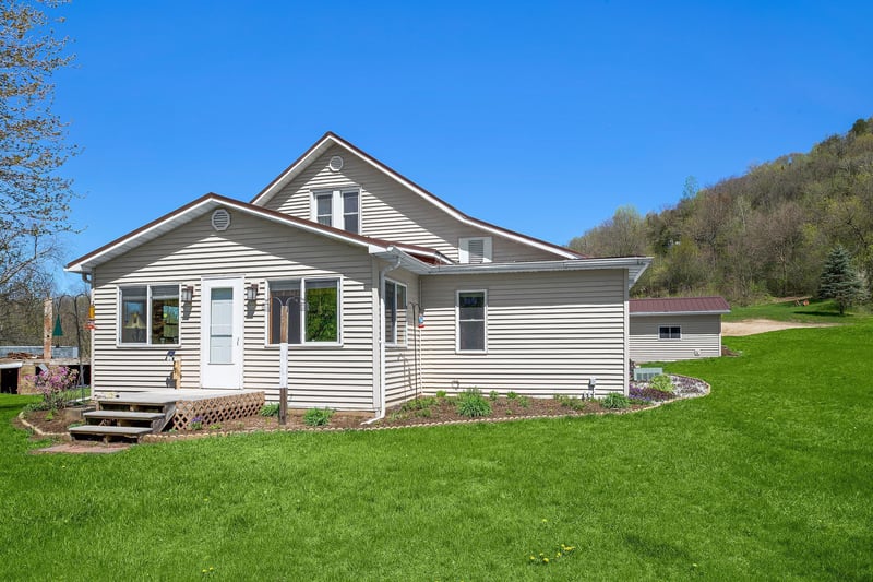 W842 Guenther Rd, Fountain City, WI 54629