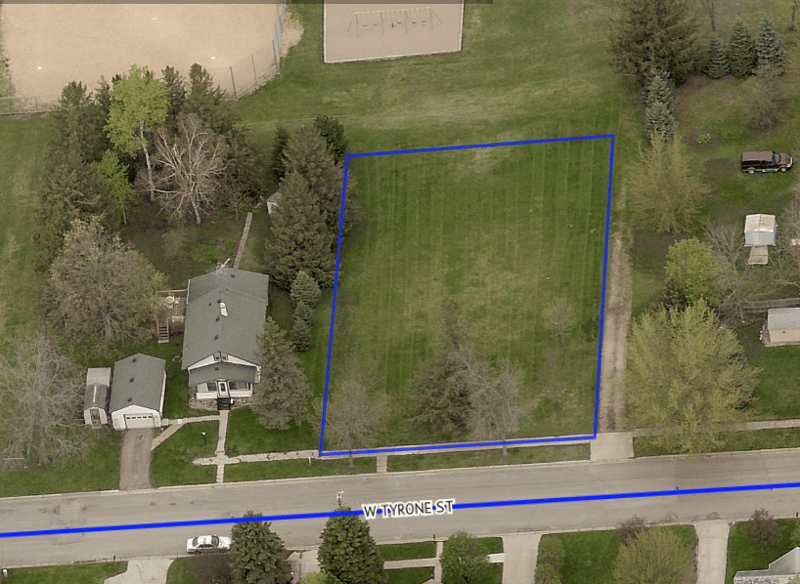 330 Tyrone St W, Le Center, MN 56057