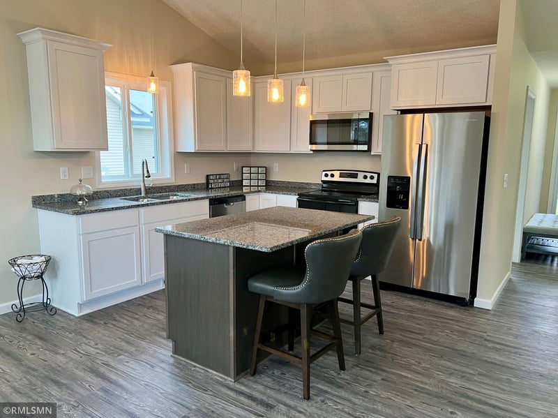 650 Tomahawk Ct, Madison Lake, MN 56063