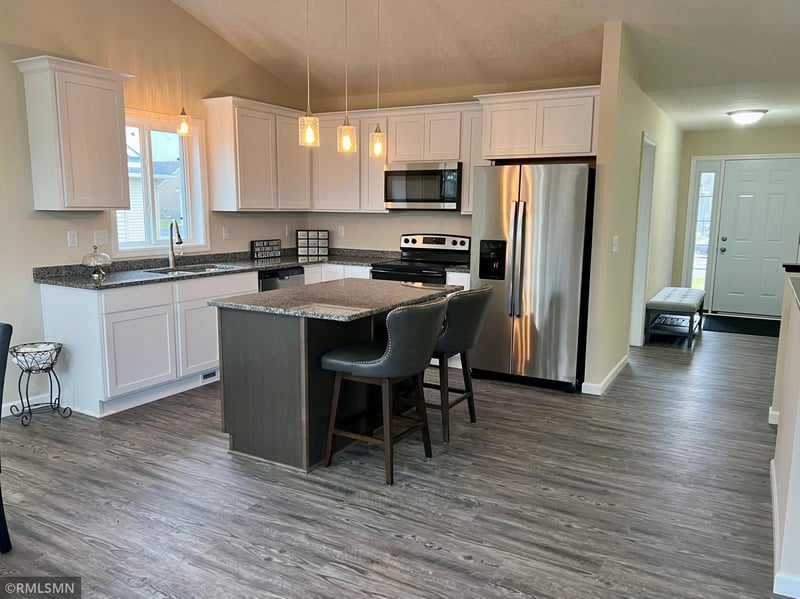 650 Tomahawk Ct, Madison Lake, MN 56063