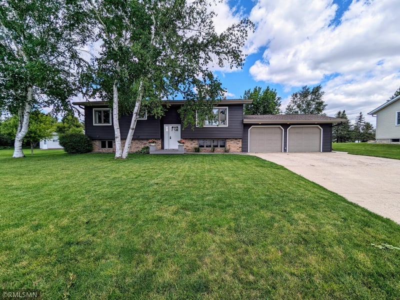 540 Ranchwood Dr, Bird Island, MN 55310