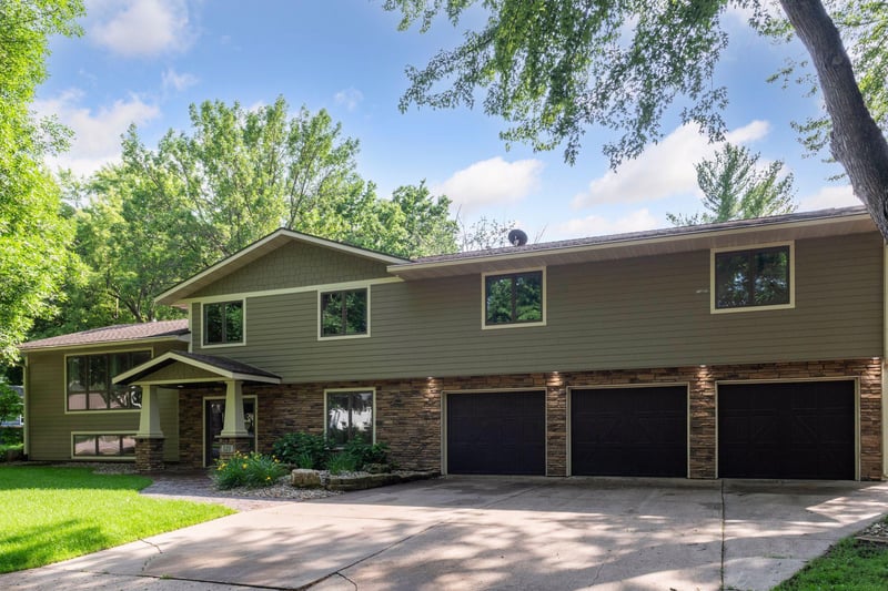 525 Edgewood Dr, Glencoe, MN 55336
