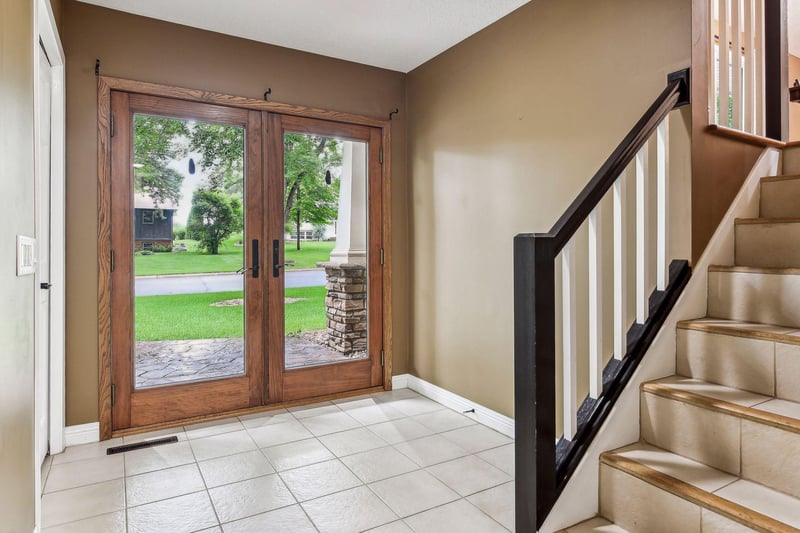 525 Edgewood Dr, Glencoe, MN 55336