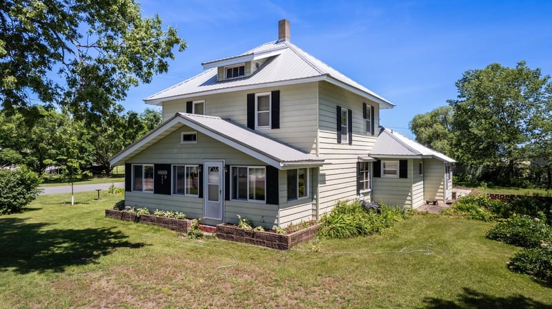 405 S Dodge St, Kellogg, MN 55945