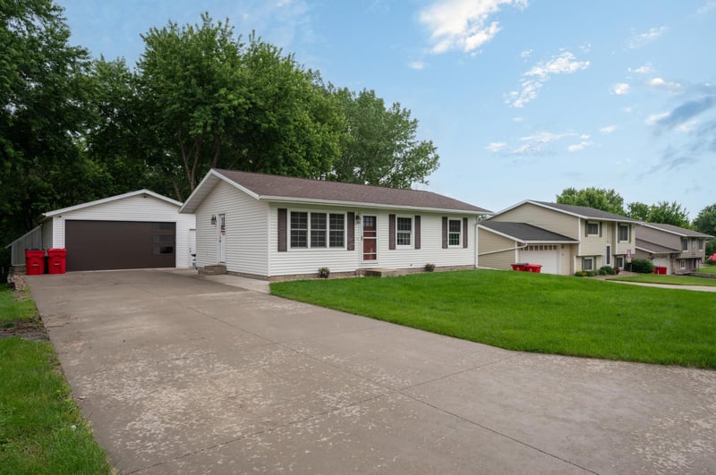 910 NW Walnut St, Mantorville, MN 55955