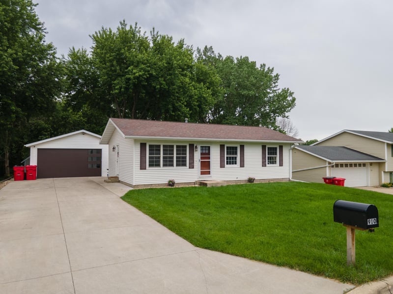 910 NW Walnut St, Mantorville, MN 55955