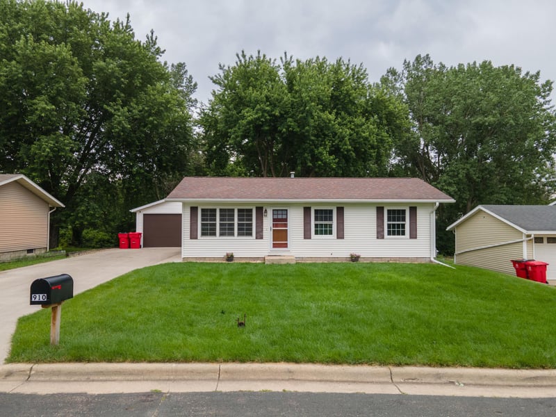 910 NW Walnut St, Mantorville, MN 55955