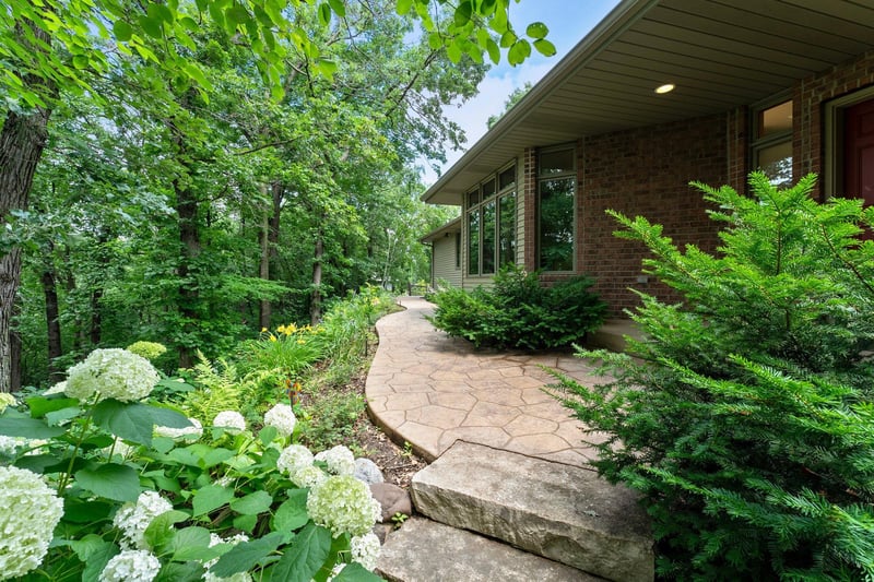8399 Claymore Ct, Inver Grove Heights, MN 55076