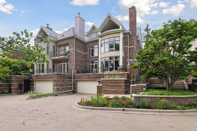 114 Groveland Ter, Minneapolis, MN 55403