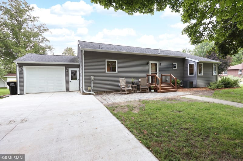 706 2nd St SE, Fairfax, MN 55332