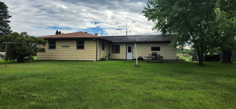 916 Main St, Erhard, MN 56534