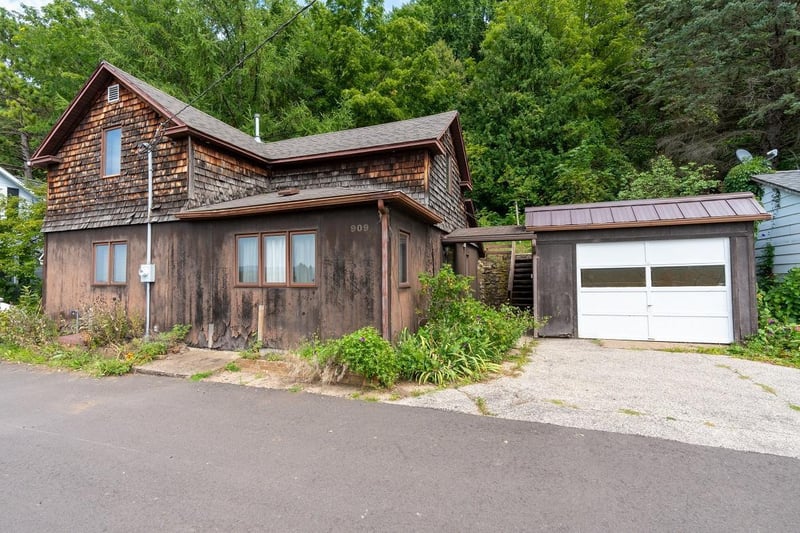 909 S 2nd St, Alma, WI 54610