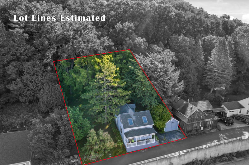 907 S 2nd St, Alma, WI 54610