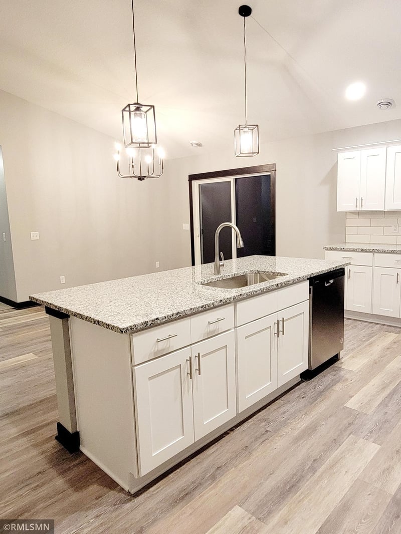 510 Rolling Hills Dr E, Le Center, MN 56057