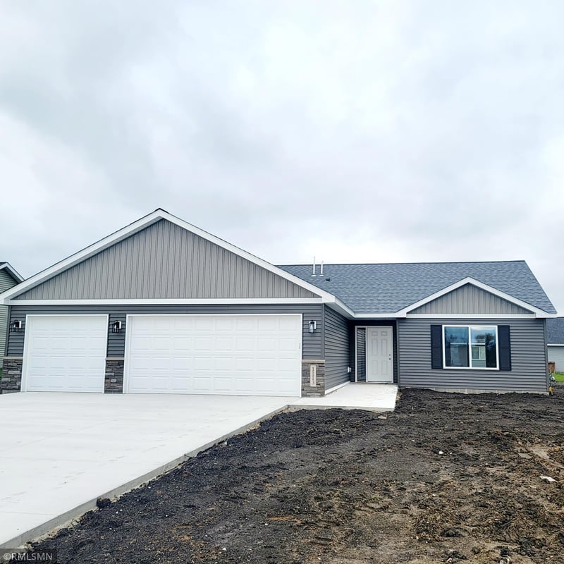 510 Rolling Hills Dr E, Le Center, MN 56057