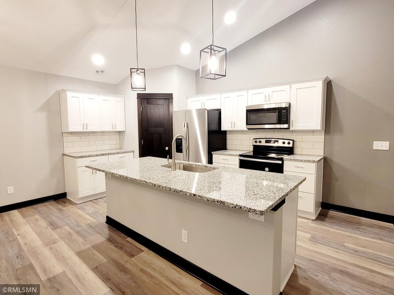 510 Rolling Hills Dr E, Le Center, MN 56057