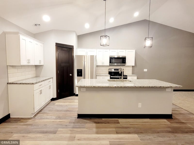 510 Rolling Hills Dr E, Le Center, MN 56057