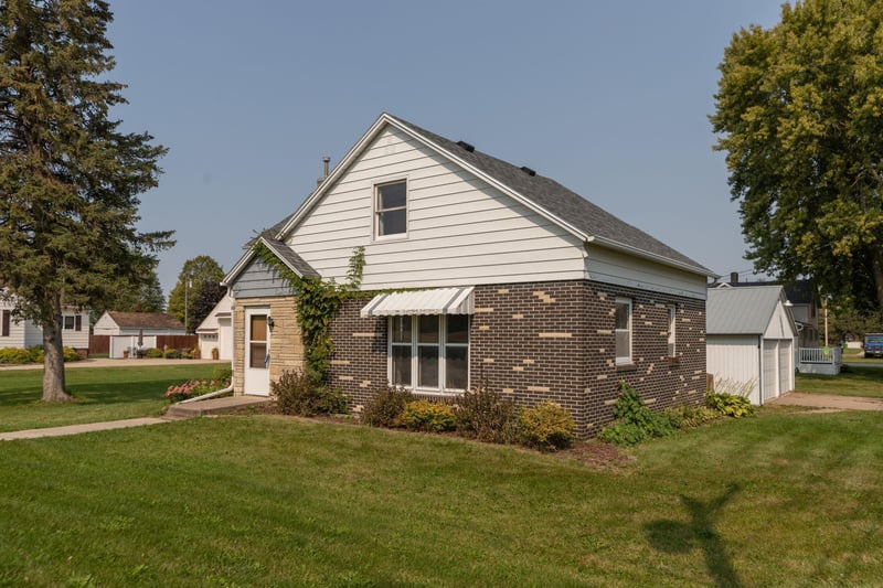 305 W Eyota St, Dover, MN 55929