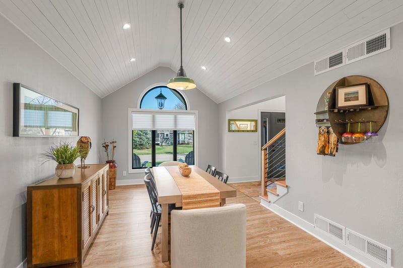221 Meadowood Ln, Vadnais Heights, MN 55127