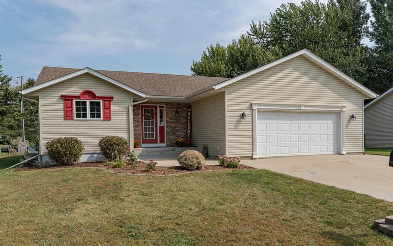 515 6th St, West Concord, MN 55985